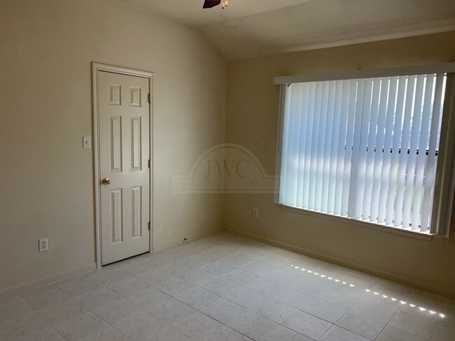 Building Photo - 1204 Nicholas Cir