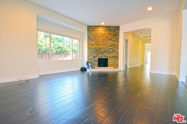 Building Photo - 1093 Avoca Ave
