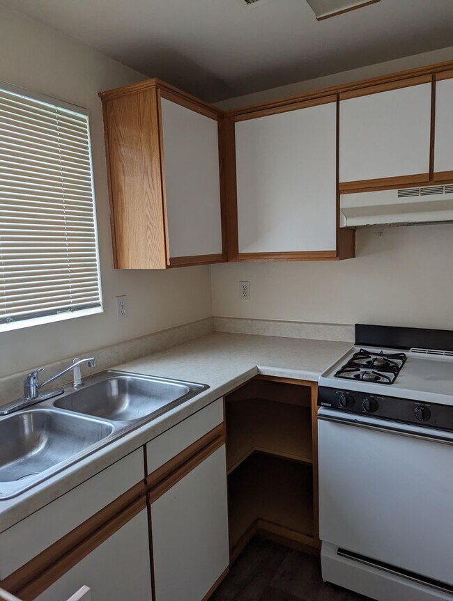 Interior Photo - 668J