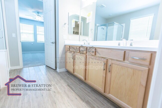 Building Photo - 15243 W Latham St