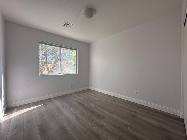 Building Photo - 3 bed house with new laminate flooring and fresh paint!