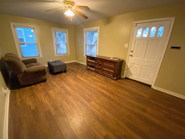 Building Photo - Well-Kept 3BR Home with Sunroom, Garage & Fenced Yard