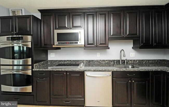 Building Photo - 8370 Greensboro Dr