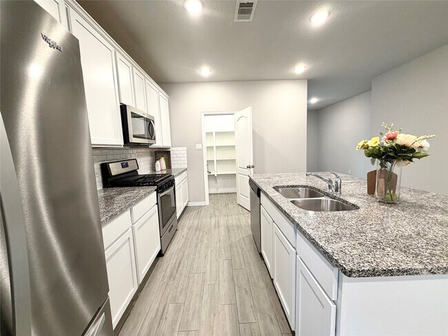 Building Photo - 8319 Divot Trce