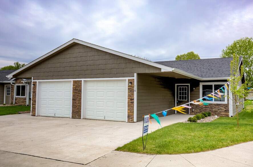 Primary Photo - Villas at Deerwood by Kading