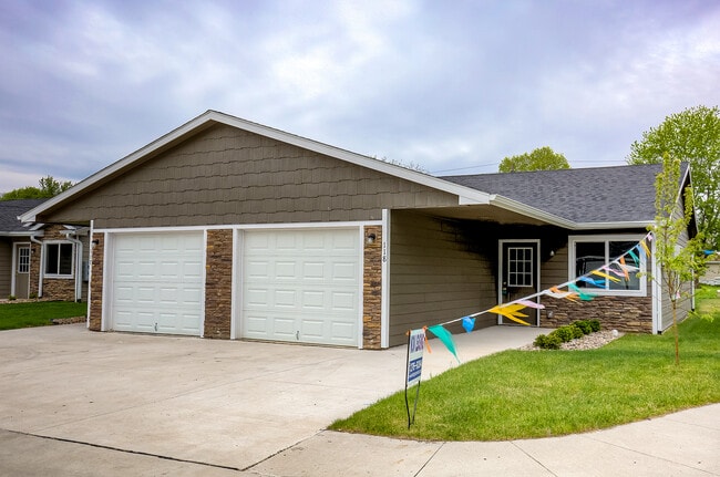 Building Photo - Villas at Deerwood by Kading