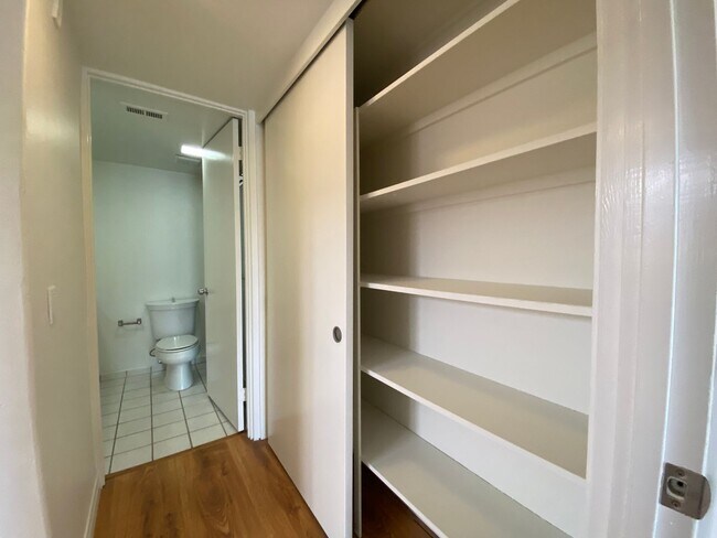 Building Photo - Lovely 2Bedroom, 2 Bathroom Condo!