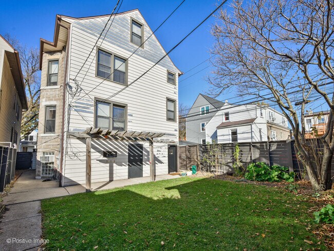 Building Photo - 2415 W Warner Ave