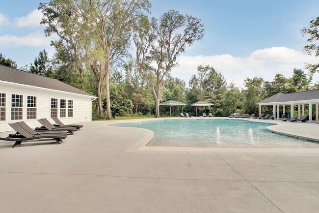 Building Photo - 4 Bed/2.5 Bath in The Commons