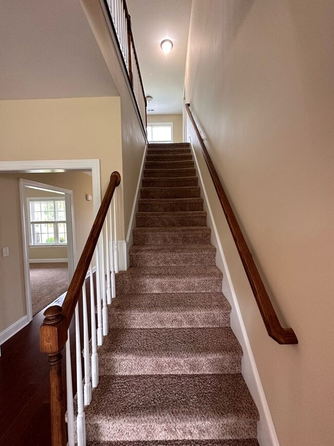 Building Photo - Perfect on Pineflat!