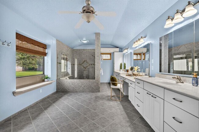 Building Photo - 700 Rogart Dr