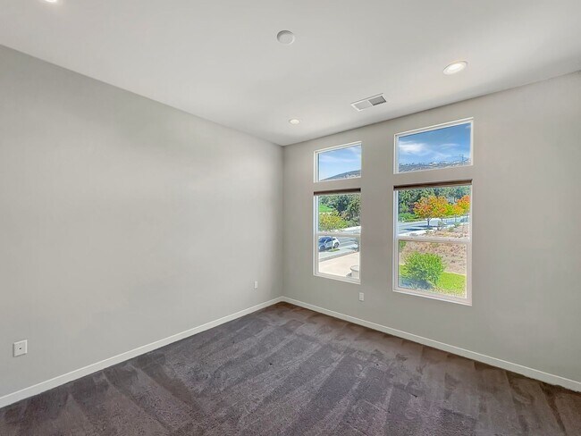 Building Photo - Spacious San Elijo Hills Home with 2-car G...