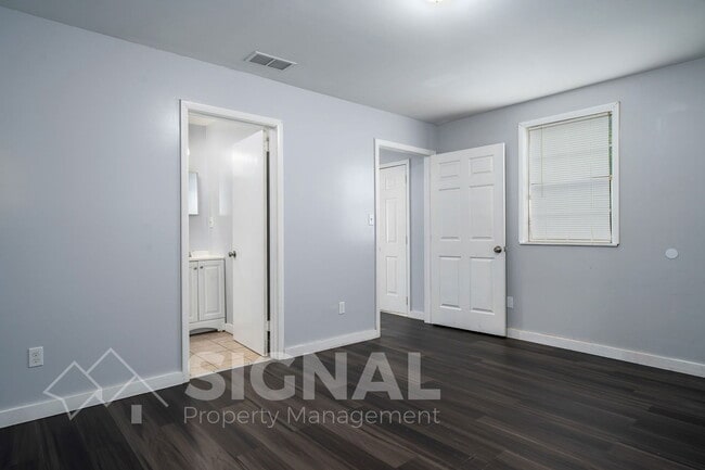 Building Photo - 1421 Rayfield Dr