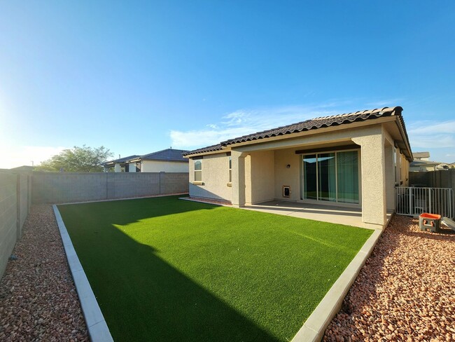 Building Photo - 4 Bed, 3 Bath Crestwood In Goodyear!