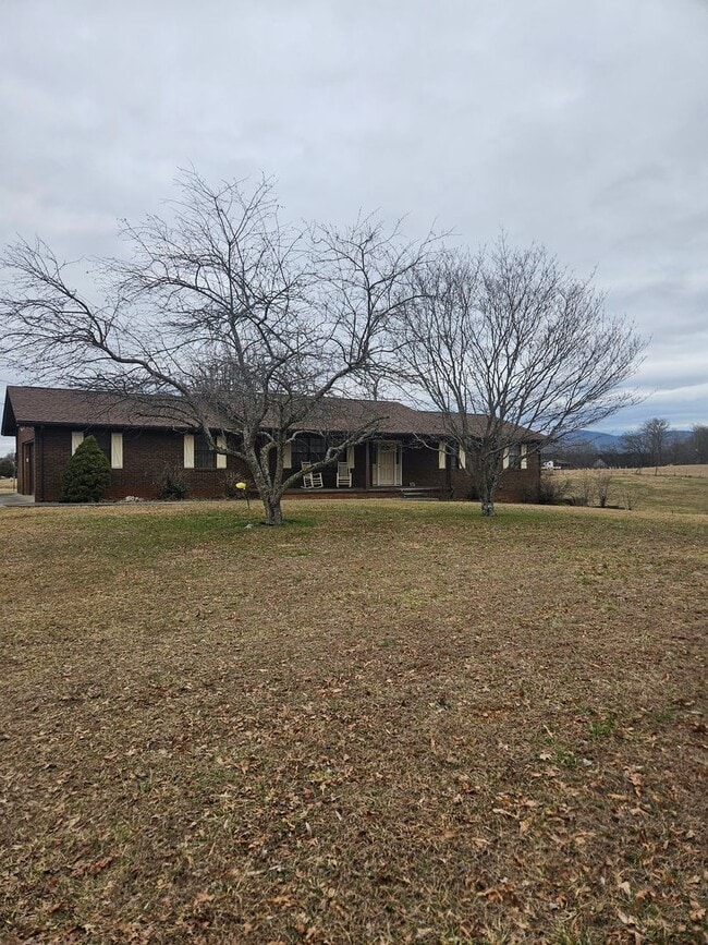 Building Photo - Maryville 37803 - 5 bedroom, 3 bath home - Contact Karen Robertson (865) 454-7626