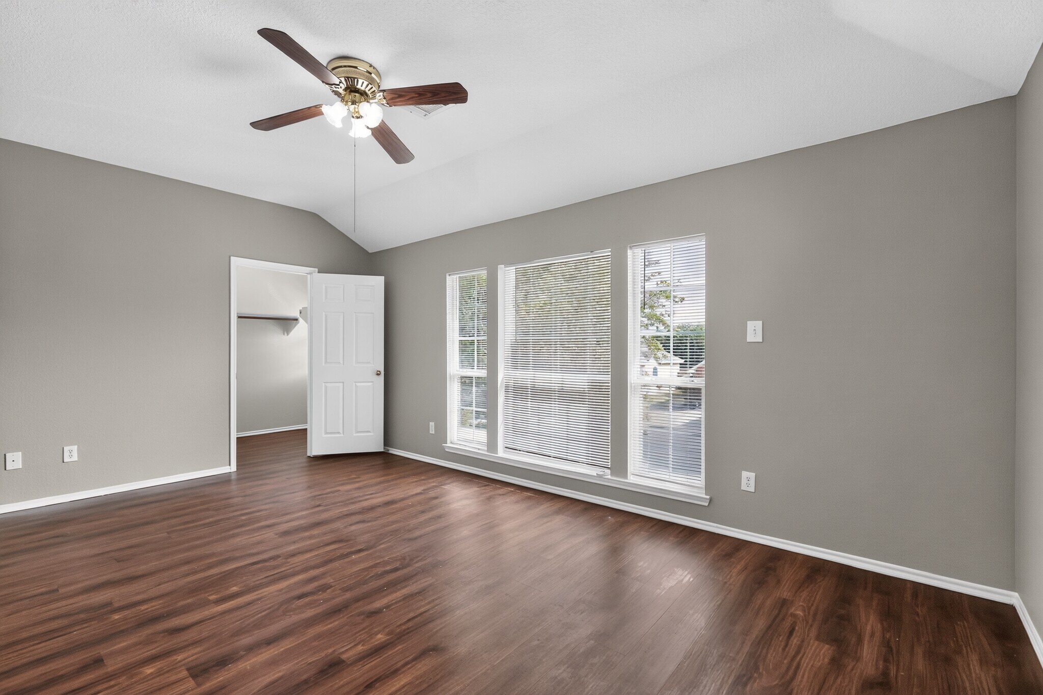 Building Photo - 217 Pinewood Trl