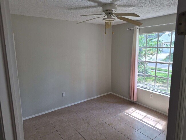 Building Photo - "Spacious 1732 Sq Ft 3-Bed, 2 Baths, in Tarpon Springs!"