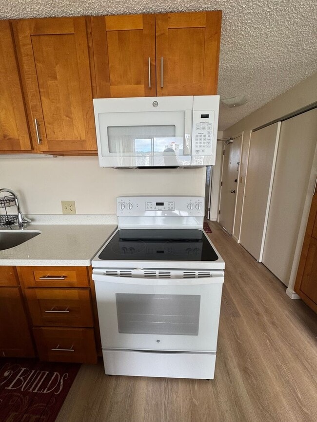 Building Photo - 1 Bed 1 Bath renovated with parking at Alo...