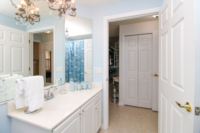 Building Photo - ** SPACIOUS 3 BED/2 BATH COACH HOME WITH T...