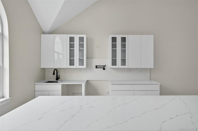 Building Photo - 18 Fordham Ln