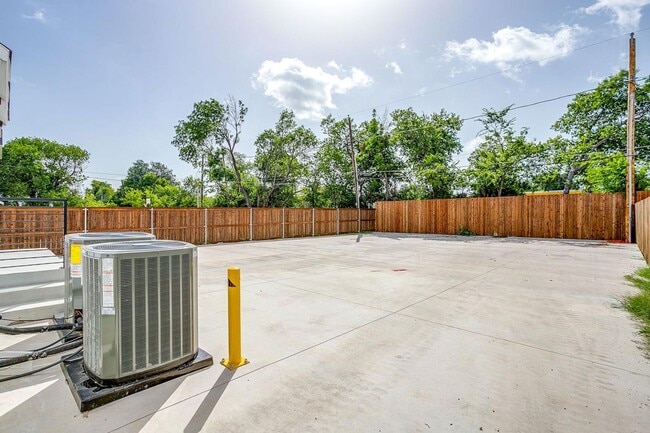 Building Photo - 2333 Benbrook Blvd