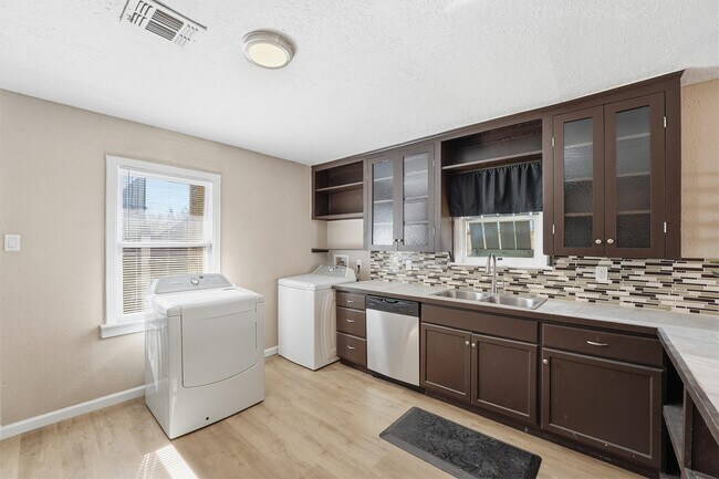 Building Photo - 1110 E 27th St