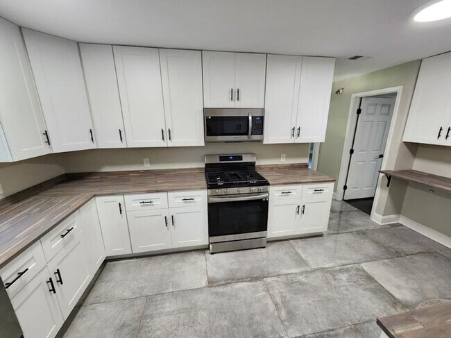 Building Photo - Amazing 4 Bedroom/ 2 bath East Memphis House @5259 Sequoia Ave.