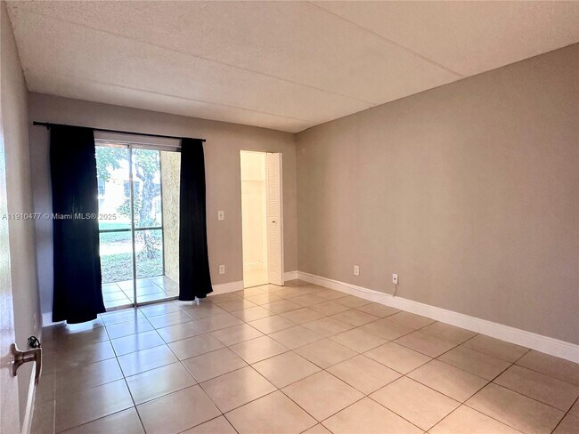 Building Photo - 105 Meadows Cir