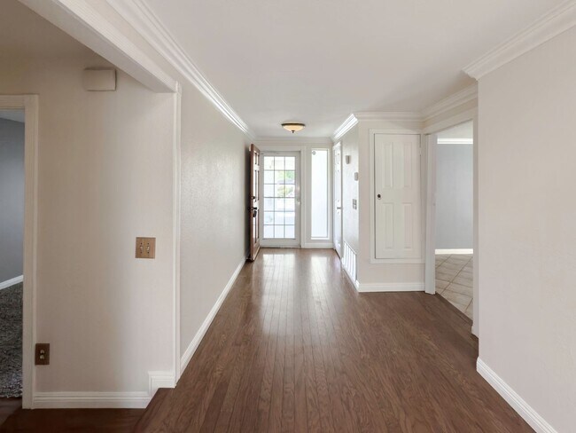 Building Photo - 3 Bedroom/2 Bathroom Private Home with Lar...