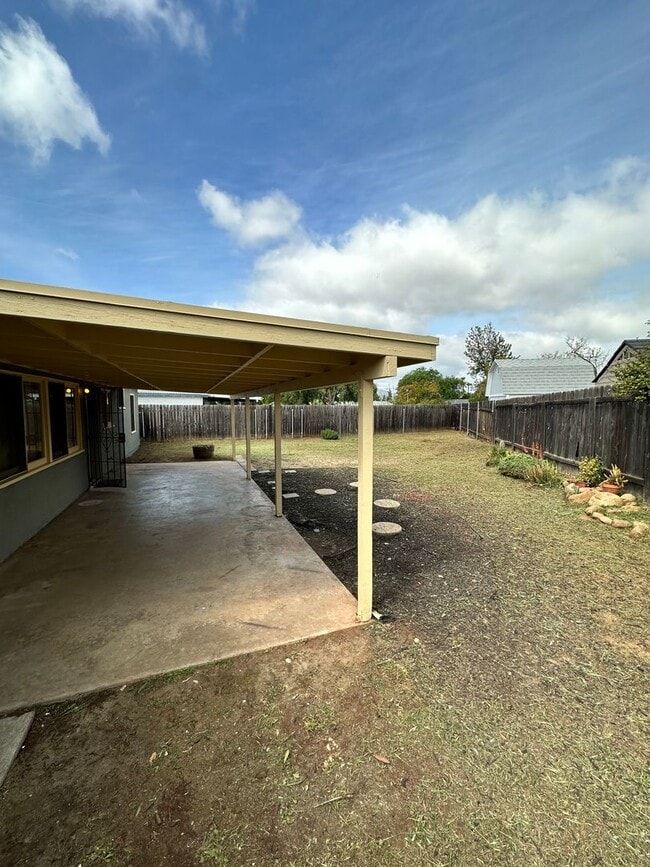 Building Photo - Beautiful House 3RB/1BA Single Family Home with 2 Car Garage & Large Fenced Backyard.
