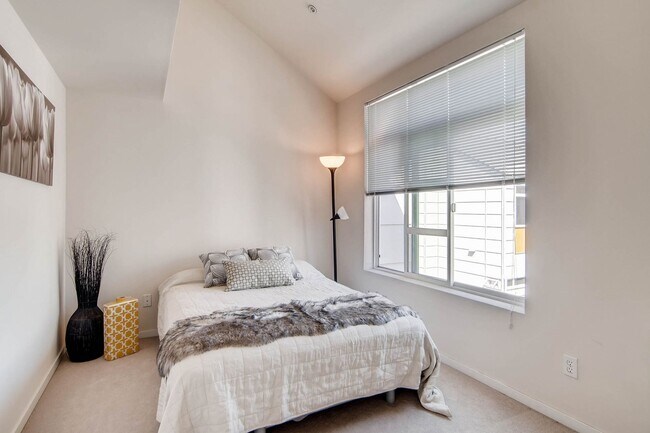 Building Photo - 2 Bedroom Loft Style Townhome Near Microsoft!