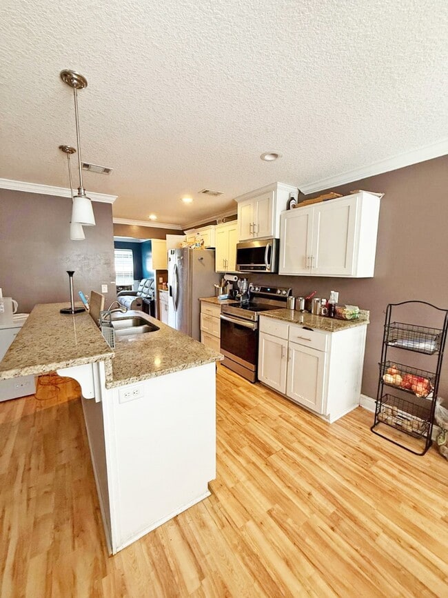 Building Photo - 721 Highgrove Ct