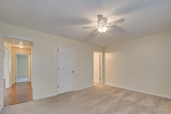 Building Photo - BEAUTIFUL WATERFRONT TOWNHOME