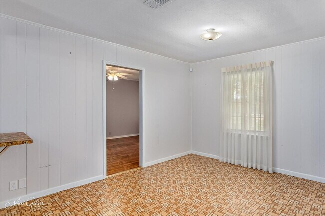 Building Photo - "Charming 2-Bedroom Retreat with Spacious ...