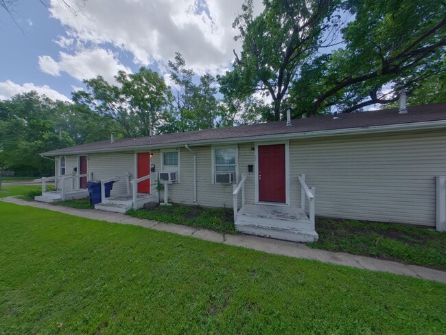 Primary Photo - 1606 1/2 S Martinson