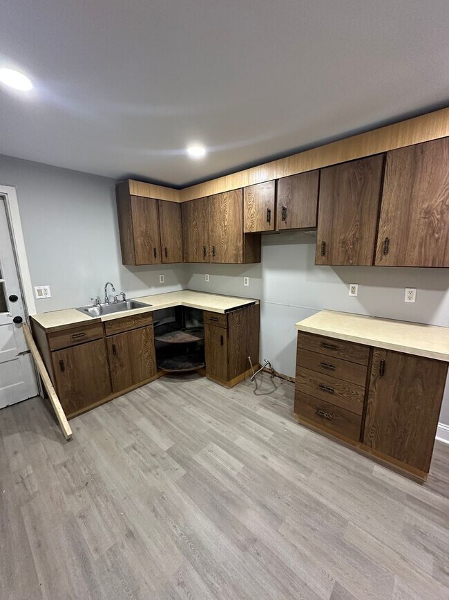 Building Photo - Fully renovated 3 bed, 1 bath townhome