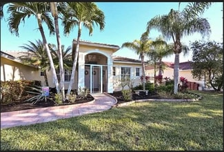 Building Photo - Lakefront 3 Bed + Den 2 bath home with pool and spa tub in Waterways of Naples Community