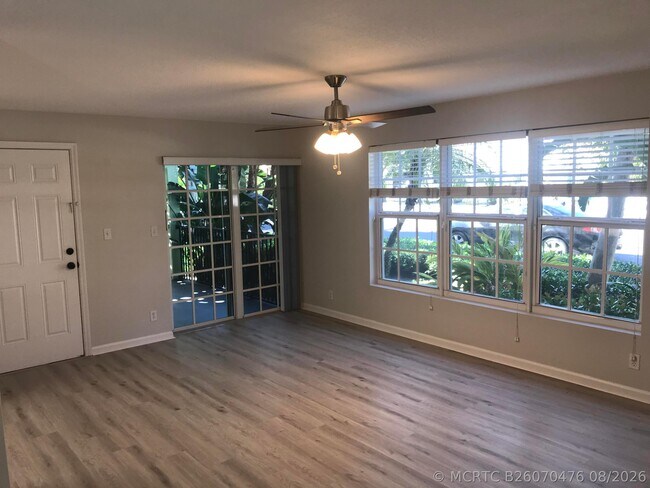 Building Photo - 120 N Lakeside Dr