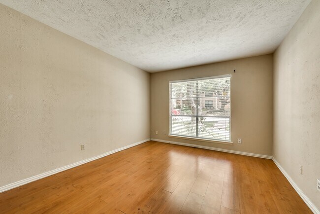 Building Photo - Adorable Townhome featuring 3 Bedrooms + Office In Prime Location