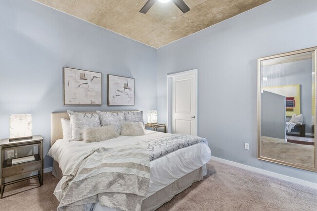 Building Photo - Great price on 9th Floor of Encore Building Downtown Nashville. One Bed One Bath. Resort style am...