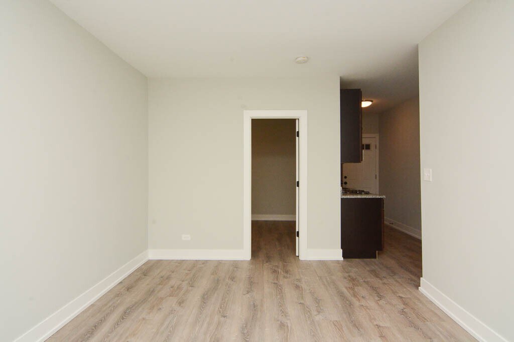 Building Photo - 735 W Brompton Ave