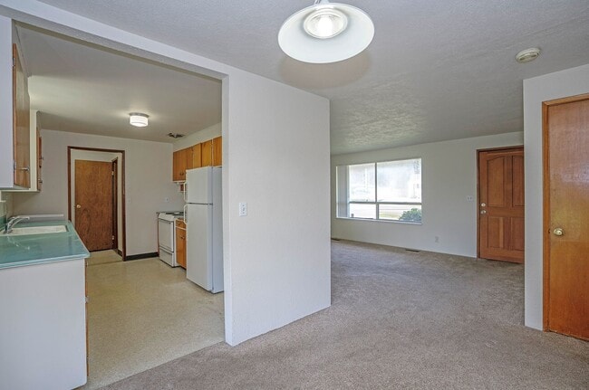 Building Photo - Spacious 4-Bedroom Home with Large Yard, Covered Patio & Garage in Lakewood