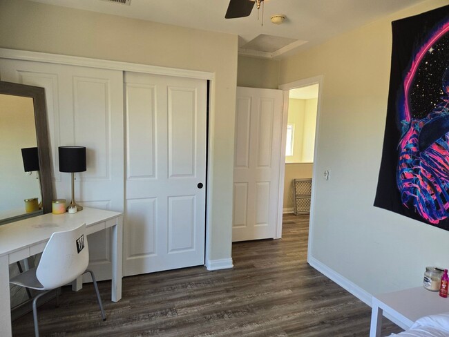 Building Photo - 4 BR 2.5 BA detached modern single-family home.