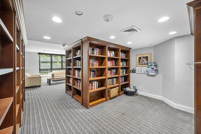 Building Photo - 3500 Mystic Pointe Dr