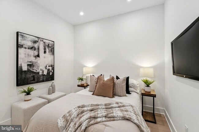 Building Photo - 30 W Allens Ln