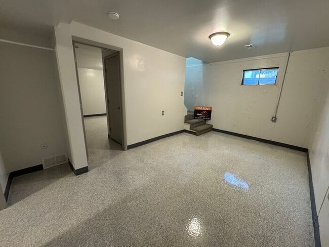 Building Photo - 4 Bedroom 2 Bath Duplex- Dog Friendly