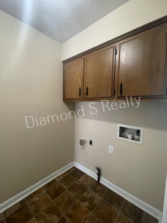 Building Photo - 4 Bedroom Home Available Now! Southwest Springfield!