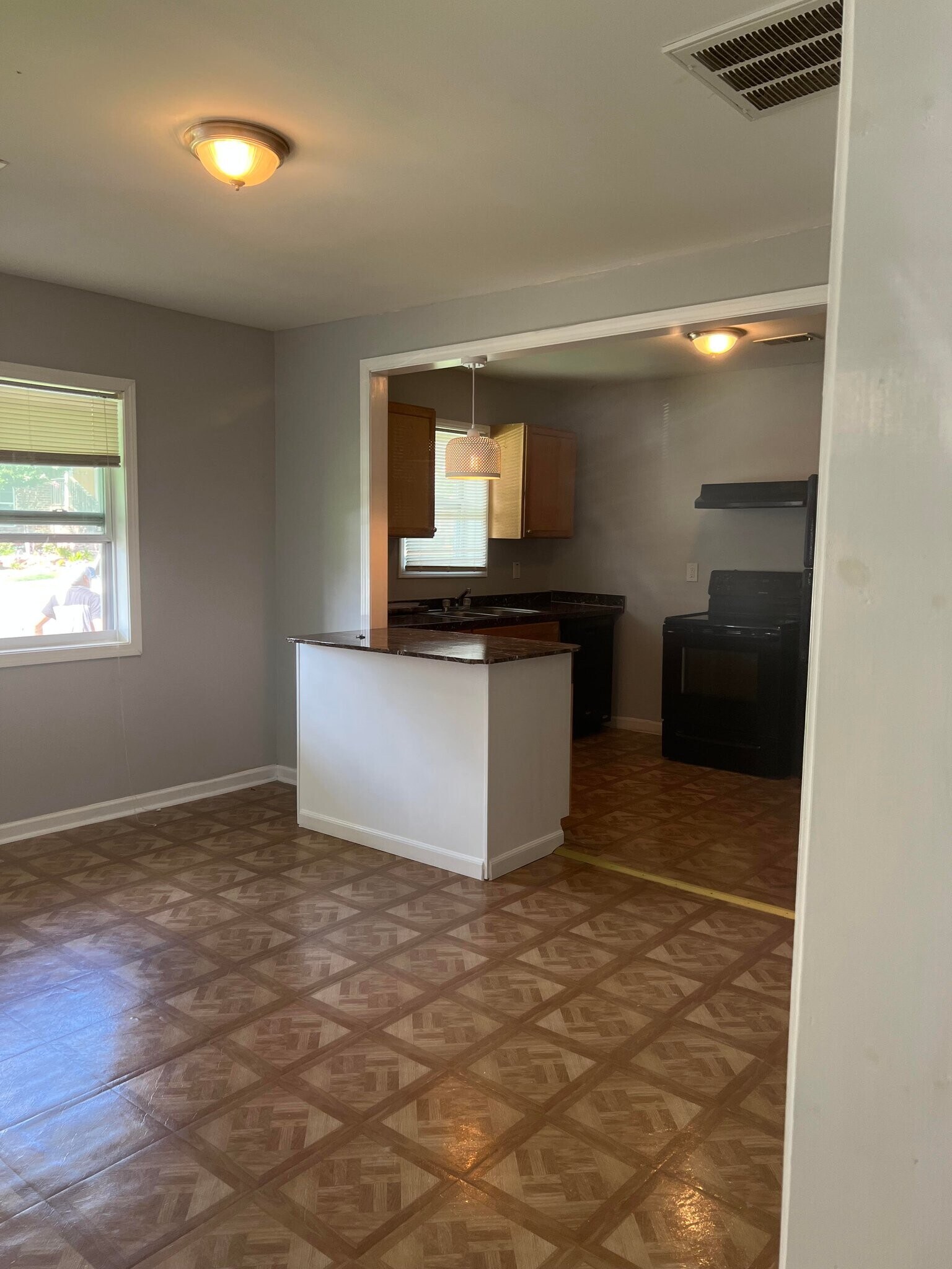 Building Photo - 305 W Oak St