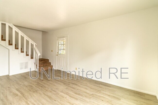 Building Photo - 611 W Grand Canyon Ave