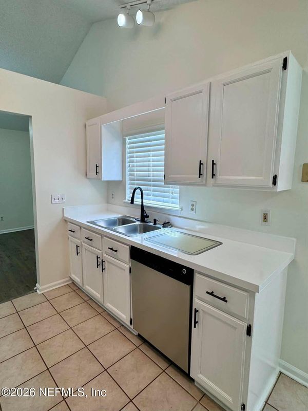 Building Photo - 8250 Lakemont Dr